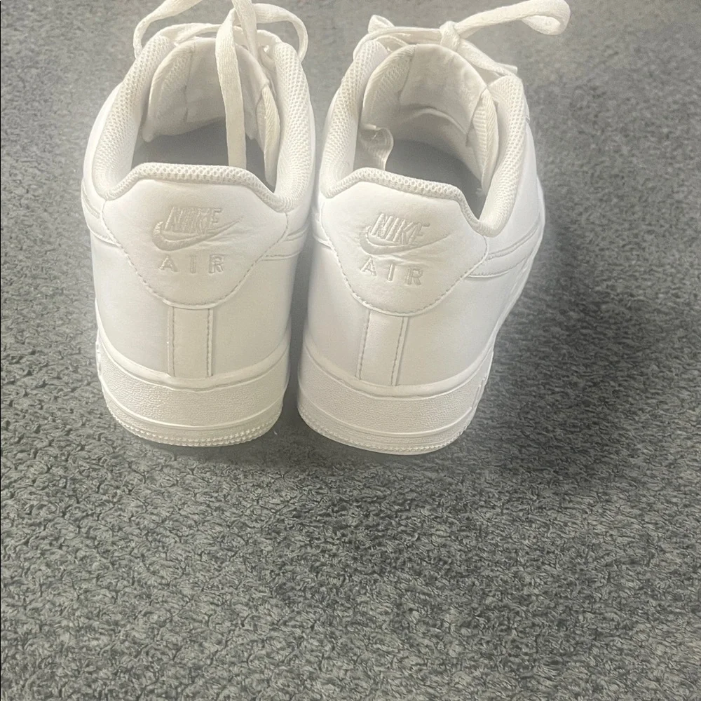 Nike Men's White Athletic Shoes - Picture 4 of 8